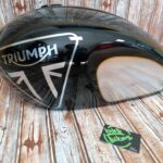 Réservoir moto Triumph chrome et noir