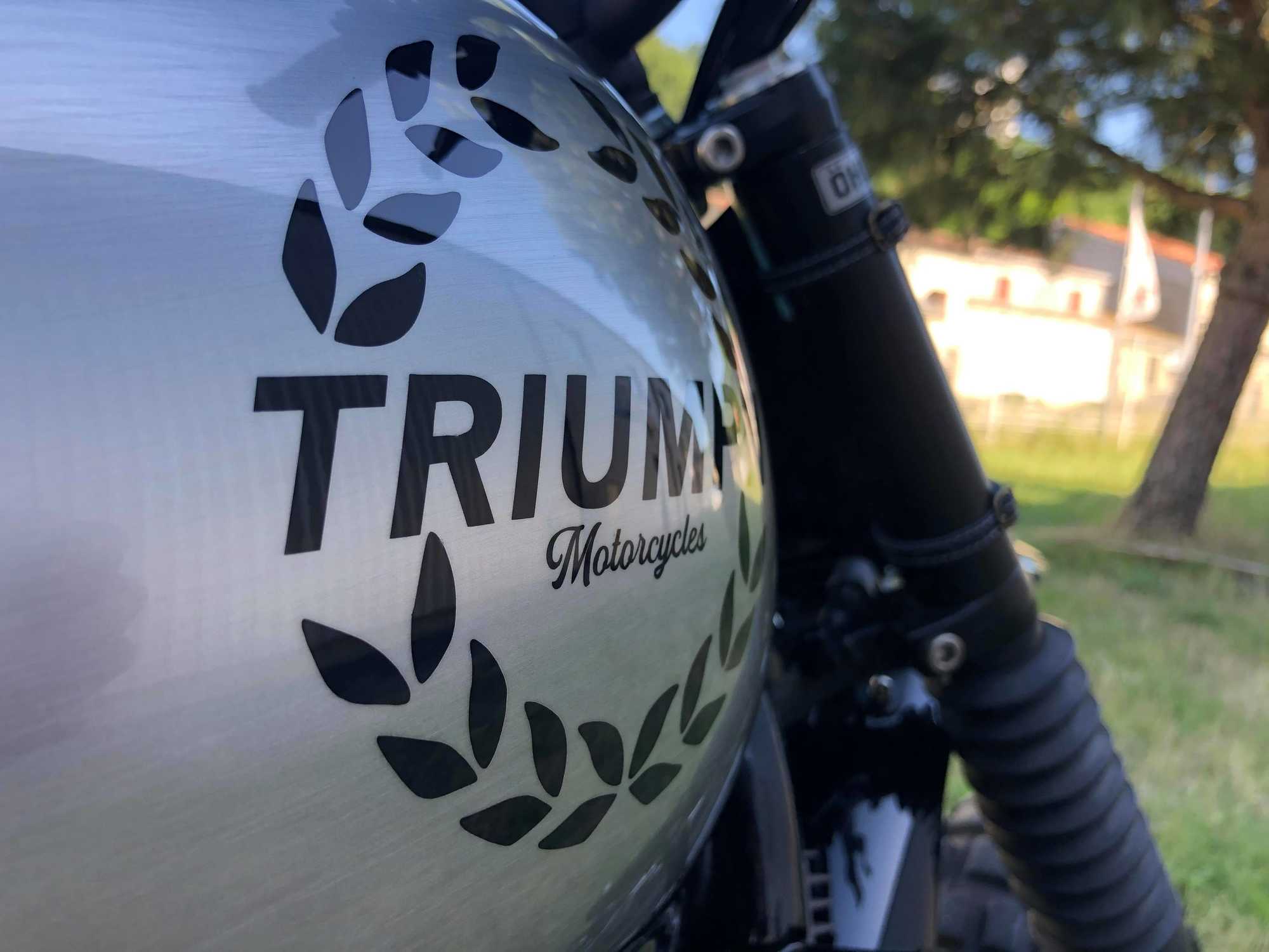 Logo Triumph en peinture