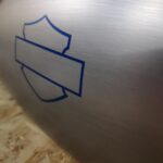 Logo Harley Davidson sur réservoir de moto pour le concours Harley 2019