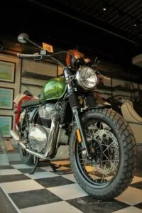 Réservoir de moto tout en peinture avec un effet cristal et alu brossé