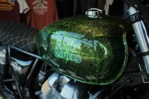 Réservoir de moto tout en peinture avec un effet cristal et alu brossé