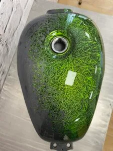 Réservoir de moto tout en peinture avec un effet cristal et alu brossé