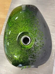 Réservoir de moto tout en peinture avec un effet cristal et alu brossé