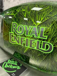 Réservoir de moto tout en peinture avec un effet cristal et alu brossé