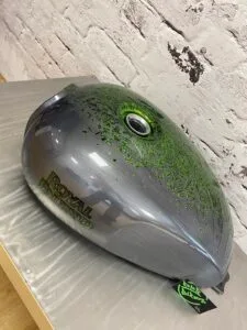 Réservoir de moto tout en peinture avec un effet cristal et alu brossé