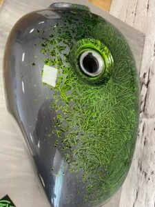Réservoir de moto tout en peinture avec un effet cristal et alu brossé