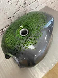 Réservoir de moto tout en peinture avec un effet cristal et alu brossé