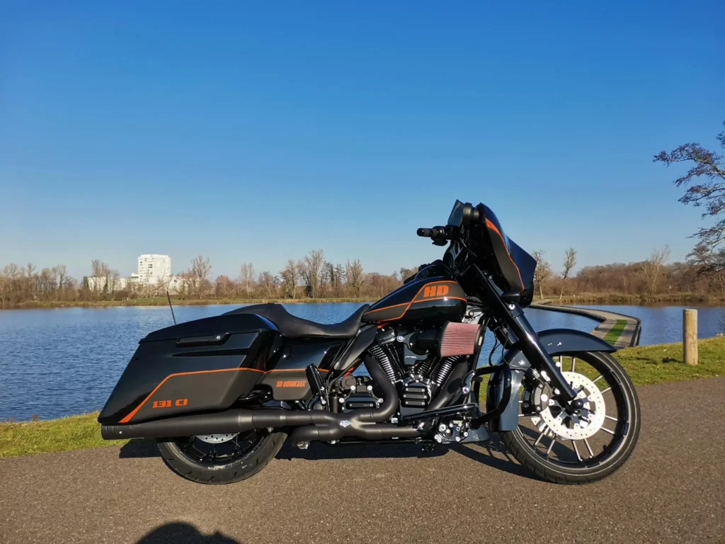 Déco tout en peinture pour Harley davidson bordeaux