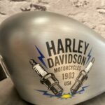 Peinture alu brossé mat logo Harley Davidson bougie