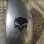 Logo Skull sur alu brosse brillant