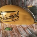 Réservoir Triumph avec un logo à l'ancienne