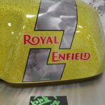 Réservoir Royal Enfield en paillette et alu brossé réalisé par kolor bikes