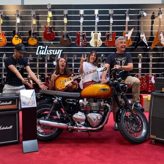 Moto Triumph avec une peinture identique aux guitares Gibson