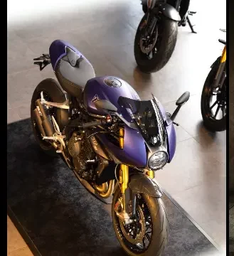 Peinture personnalisée bleu mat pour cette Triumph pour Zone Rouge à Mérignac