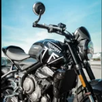 Peinture personnalisée noir brillant et Blanche pour cette Triumph Pour Zone Rouge à Mérignac