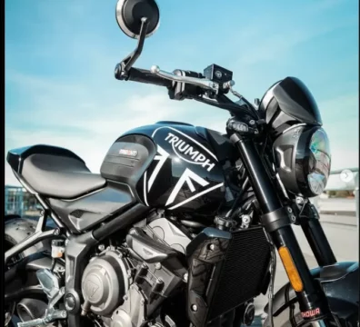 Peinture personnalisée noir brillant et Blanche pour cette Triumph Pour Zone Rouge à Mérignac