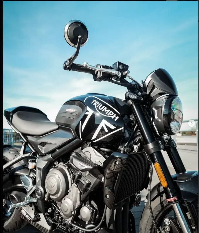 Peinture personnalisée noir brillant et Blanche pour cette Triumph Pour Zone Rouge à Mérignac