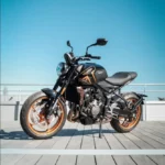 Peinture personnalisée noir brillant et cristal bronze pour cette Triumph Pour Zone Rouge à Mérignac