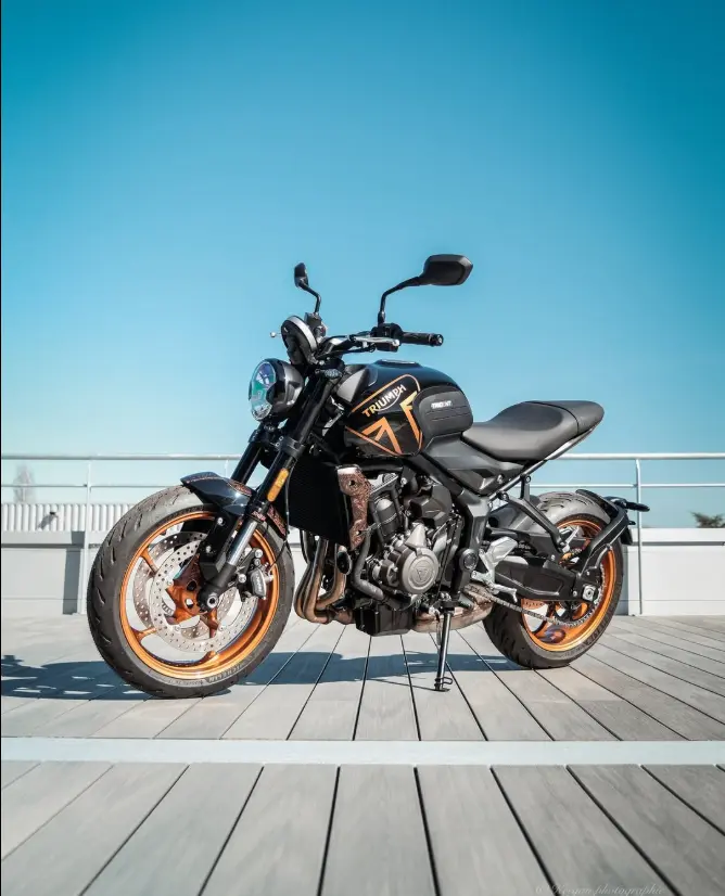 Peinture personnalisée noir brillant et cristal bronze pour cette Triumph Pour Zone Rouge à Mérignac