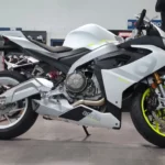 Aprilia réalisé tout en peinture pour Factory moto à Bordeaux
